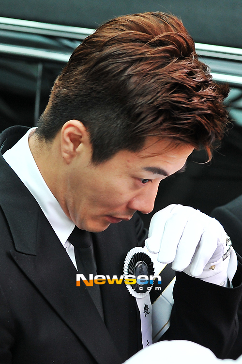 Vợ chồng Kwon Sang Woo suy sụp trong lễ tang bố  4