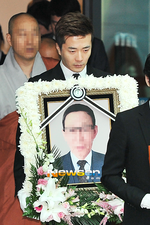 Vợ chồng Kwon Sang Woo suy sụp trong lễ tang bố  5