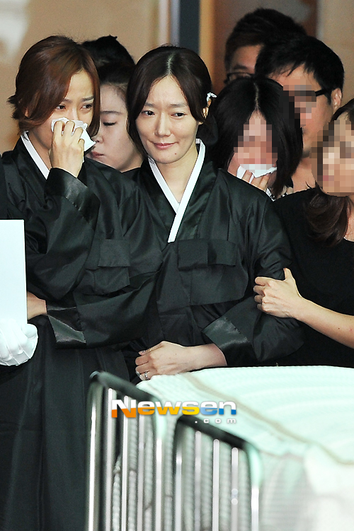Vợ chồng Kwon Sang Woo suy sụp trong lễ tang bố  7