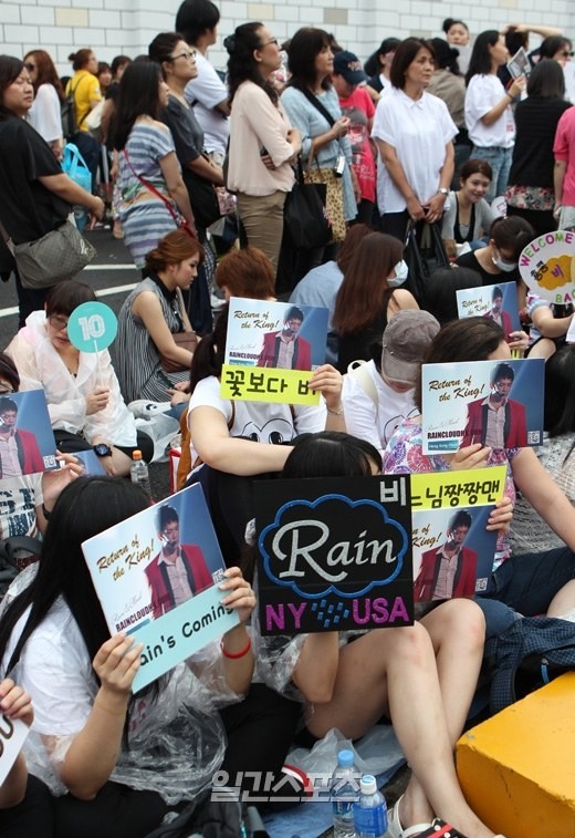 Gần 1 ngàn người hâm mộ đón Bi Rain ngày xuất ngũ  6