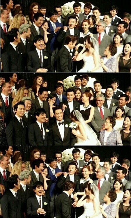 Lee Byung Hun và Lee Min Jung cười không ngớt trong lễ cưới 1