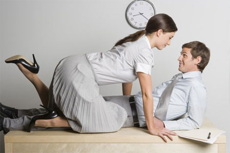 G&aacute;i c&ocirc;ng sở săn trai c&oacute; vợ 1