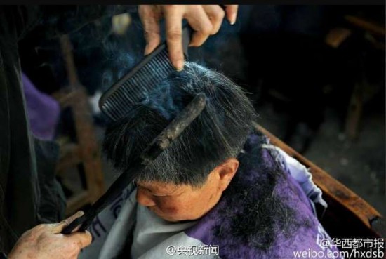 Cắt tóc bằng kẹp sắt nóng ở Trung Quốc,