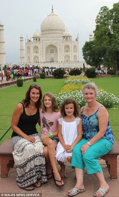 Ngưỡng mộ gia đình cho con nghỉ học đi du lịch khắp thế giới 8