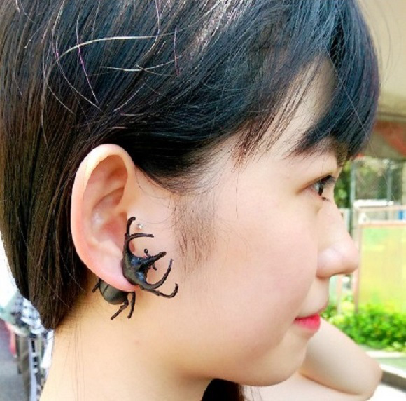 Lạ lùng khuyên tai hình côn trùng của giới trẻ Nhật Bản