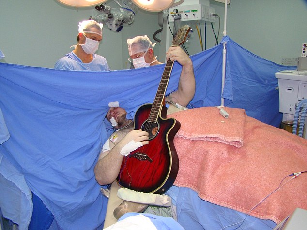 Bệnh nhân ung dung chơi đàn ghi-ta trong lúc bị mổ u não