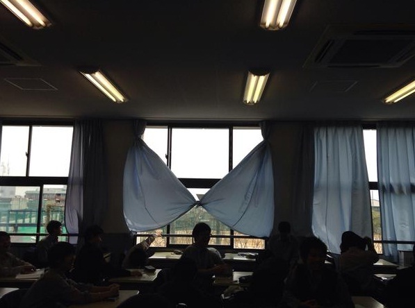Rèm cửa sổ có 1-0-2 tại một ngôi trường toàn nam sinh ở Nhật 1