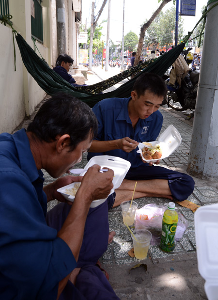 Công nhân móc cống: 