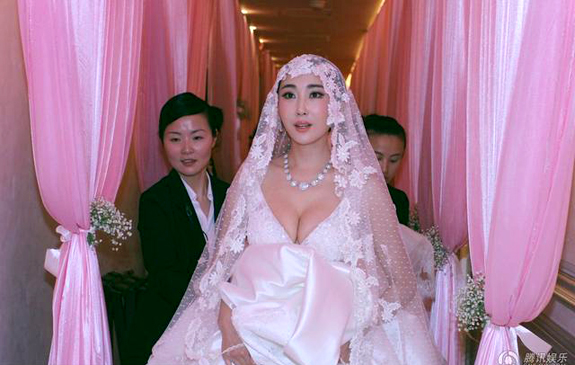 Sao chụp ảnh cưới ở VN hôn say đắm vợ trong tiệc cưới 3