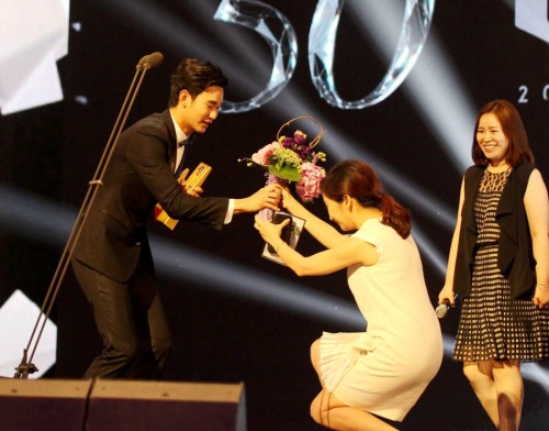 Hình ảnh thú vị trong Lễ trao giải Baeksang 2014 2