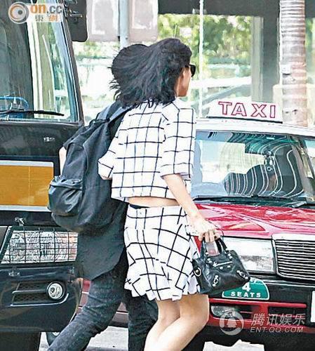 Hồ Hạnh Nhi bị lộ hình ảnh hẹn hò người đồng giới 1 Hồ Hạnh Nhi bị lộ hình ảnh hẹn hò người đồng giới 1