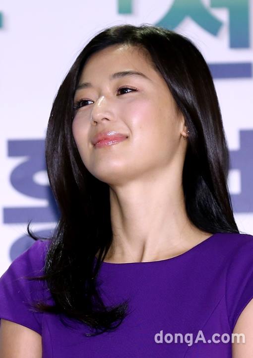 Jeon Ji Hyun gượng cười khi xuất hiện giữa 