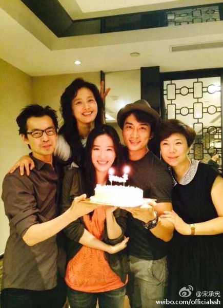 Song Seung Hun tổ chức sinh nhật ấm cúng cho Lưu Diệc Phi 1