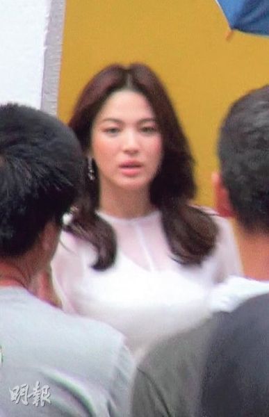 Song Hye Kyo hét toáng vì bị chụp lén 1