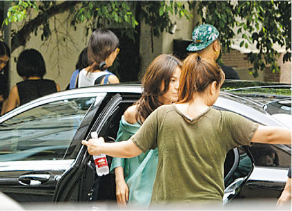 Song Hye Kyo hét toáng vì bị chụp lén 4