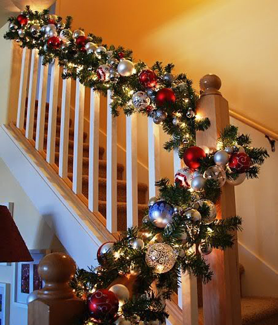 25 cách trang trí tay vịn cầu thang cực đẹp đón Giáng sinh 19