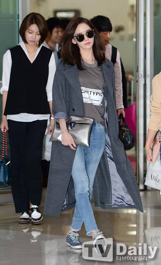 Diện &aacute;o kho&aacute;c che ch&acirc;n cong như Yoona SNSD