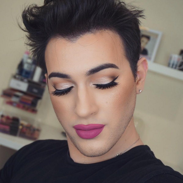 Những chàng trai trang điểm khiến phái đẹp cũng phải ngỡ ngàng Những chàng trai trang điểm khiến phái đẹp cũng phải ngỡ ngàng