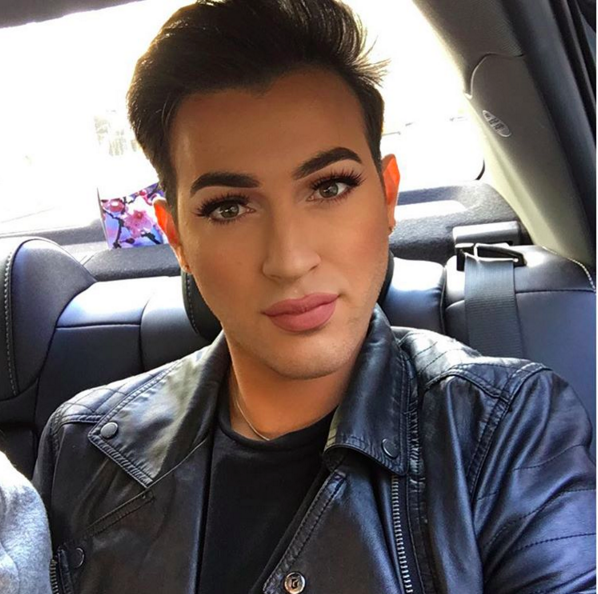 Những chàng trai trang điểm khiến phái đẹp cũng phải ngỡ ngàng Những chàng trai trang điểm khiến phái đẹp cũng phải ngỡ ngàng