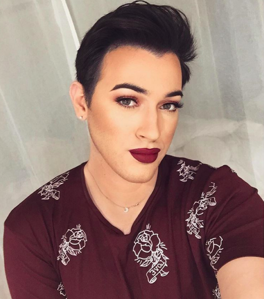 Những chàng trai trang điểm khiến phái đẹp cũng phải ngỡ ngàng Những chàng trai trang điểm khiến phái đẹp cũng phải ngỡ ngàng