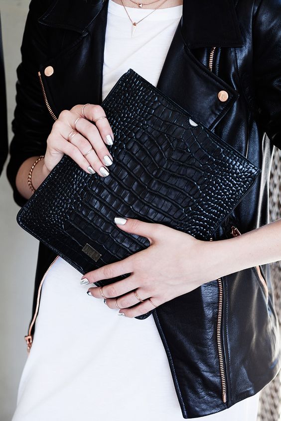 cách cầm clutch tay