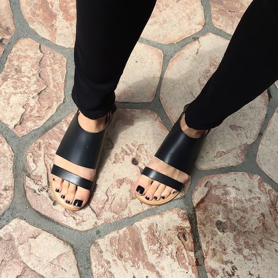 Chọn sandals đúng chuẩn tôn dáng đôi chân