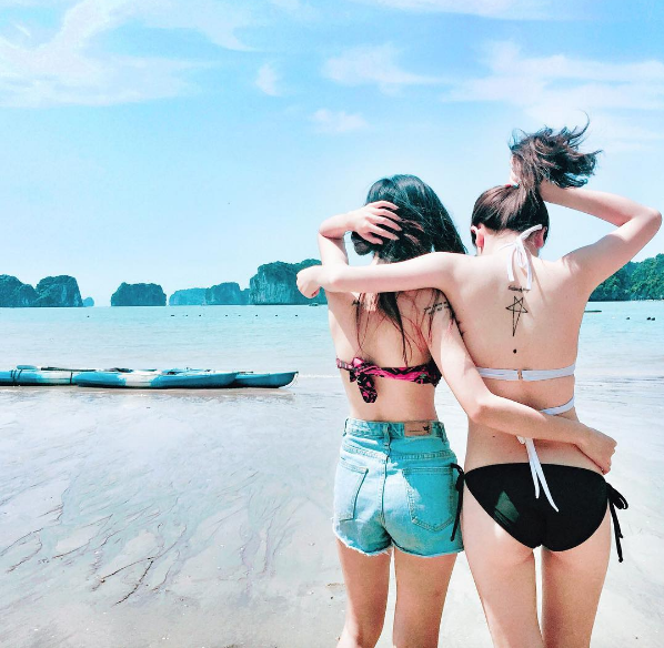 Tư thế chụp ảnh khoe dáng triệt để cùng bikini