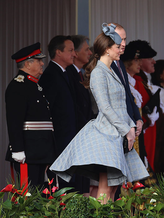 Những bộ váy sang trọng cùng giày cao trong lần mang thai thứ 2 của Kate Middleton 3