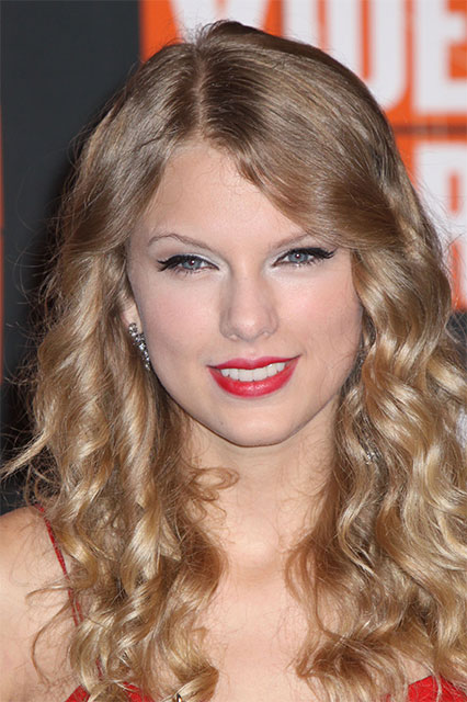 15 cây son đỏ tô điểm vẻ đẹp hút hồn của Taylor Swift 2