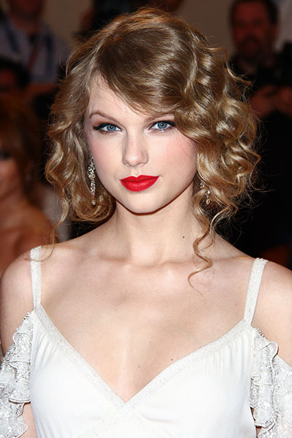 15 cây son đỏ tô điểm vẻ đẹp hút hồn của Taylor Swift 4