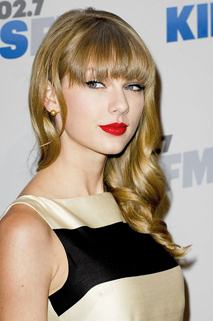 15 cây son đỏ tô điểm vẻ đẹp hút hồn của Taylor Swift 12
