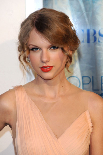 15 cây son đỏ tô điểm vẻ đẹp hút hồn của Taylor Swift 8
