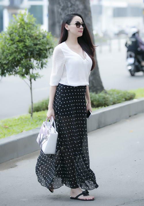 Muôn kiểu váy áo giấu bụng bầu của sao Việt 17