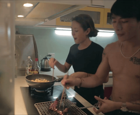 Quang Thành và Vân Anh - nhân vật chính trong đoạn clip cùng nhau nấu ăn đang khiến hội F.A phát hờn.