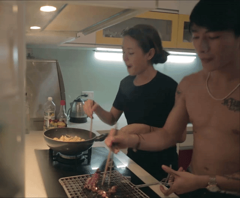 Quang Thành và Vân Anh - nhân vật chính trong đoạn clip cùng nhau nấu ăn đang khiến hội F.A phát hờn. Quang Thành và Vân Anh - nhân vật chính trong đoạn clip cùng nhau nấu ăn đang khiến hội F.A phát hờn.