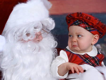 Không thể nhịn cười với biểu cảm của bé khi lần đầu thấy ông già Noel 1