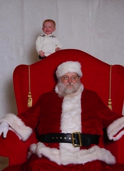 Không thể nhịn cười với biểu cảm của bé khi lần đầu thấy ông già Noel 10