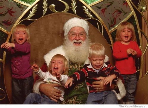 Không thể nhịn cười với biểu cảm của bé khi lần đầu thấy ông già Noel 13