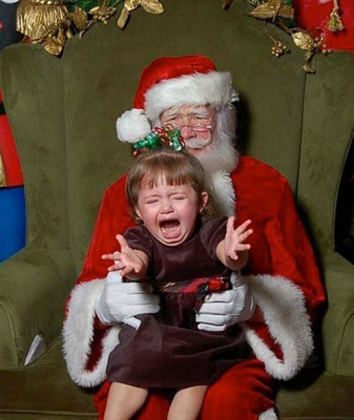 Không thể nhịn cười với biểu cảm của bé khi lần đầu thấy ông già Noel 14