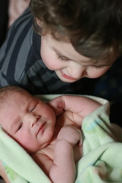 Phản ứng siêu yêu của các nhóc tỳ lần đầu thấy bé sơ sinh 20