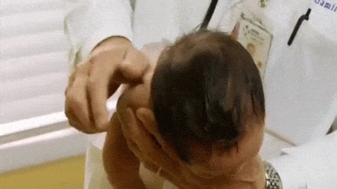 Clip: Bác sĩ Tây mách mẹ cách dỗ bé nín khóc chỉ bằng 4 động tác siêu đơn giản