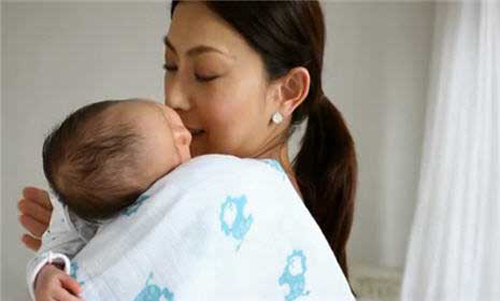 Ngày con tôi ra đời, cả nhà chồng lặng thinh như có đám Ngày con tôi ra đời, cả nhà chồng lặng thinh như có đám