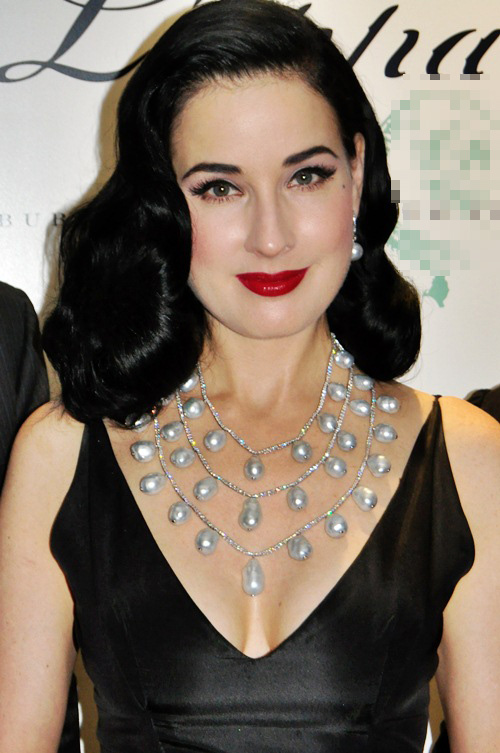 Trúc Diễm tặng áo yếm cho vũ nữ  Dita Von Teese 10