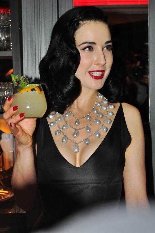 Trúc Diễm tặng áo yếm cho vũ nữ  Dita Von Teese 9