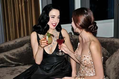 Trúc Diễm tặng áo yếm cho vũ nữ  Dita Von Teese 7