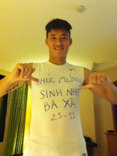 C&ocirc;ng Vinh viết lời mừng sinh nhật Thủy Ti&ecirc;n tr&ecirc;n &aacute;o  1