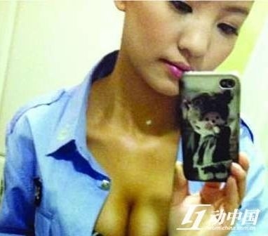 Người mẫu đi t&ugrave; v&igrave; khoe th&acirc;n với trang phục cảnh s&aacute;t 1