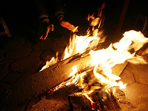 Người Hà Nội đốt lửa chống lại lạnh giá trong đêm 3