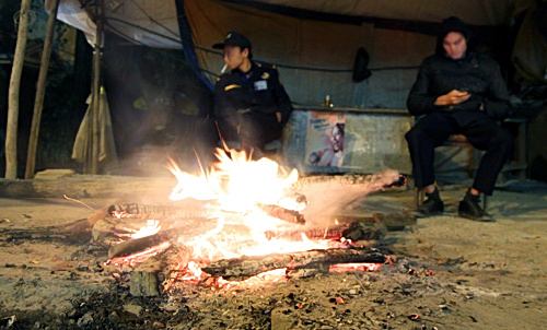 Người Hà Nội đốt lửa chống lại lạnh giá trong đêm 5