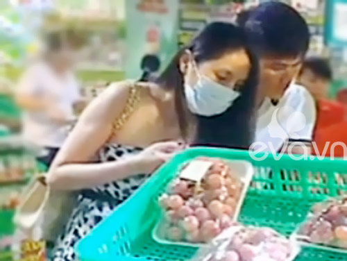 Thủy Ti&ecirc;n nặng nề đi si&ecirc;u thị c&ugrave;ng C&ocirc;ng Vinh 1